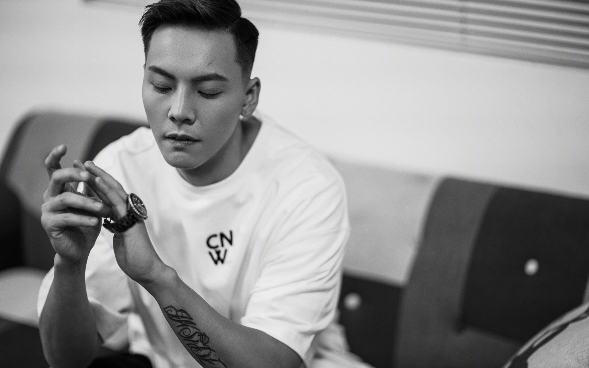 开云平台-库里复出勇士主场大胜雷霆，库里复出比赛