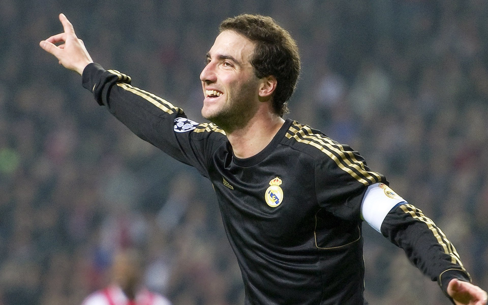 巴西骑手莎拉·莫拉在巴黎奥运会障碍赛中获得第十二名,展现坚韧精神。